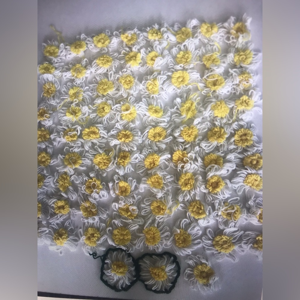 Lot of 75 Crazy Daisy Yarn Flowers Yellow White Crochet Loose for Afghan Crafts